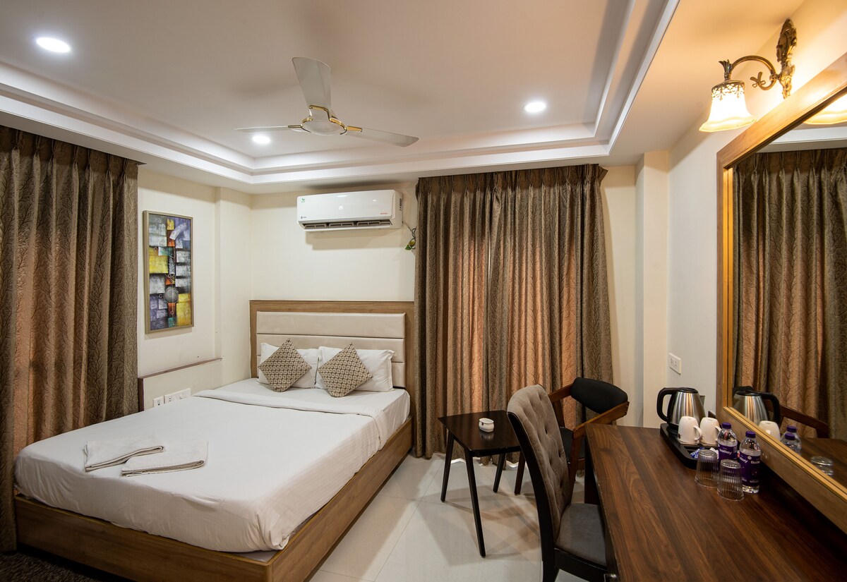 DELUXE DOUBLE ROOM